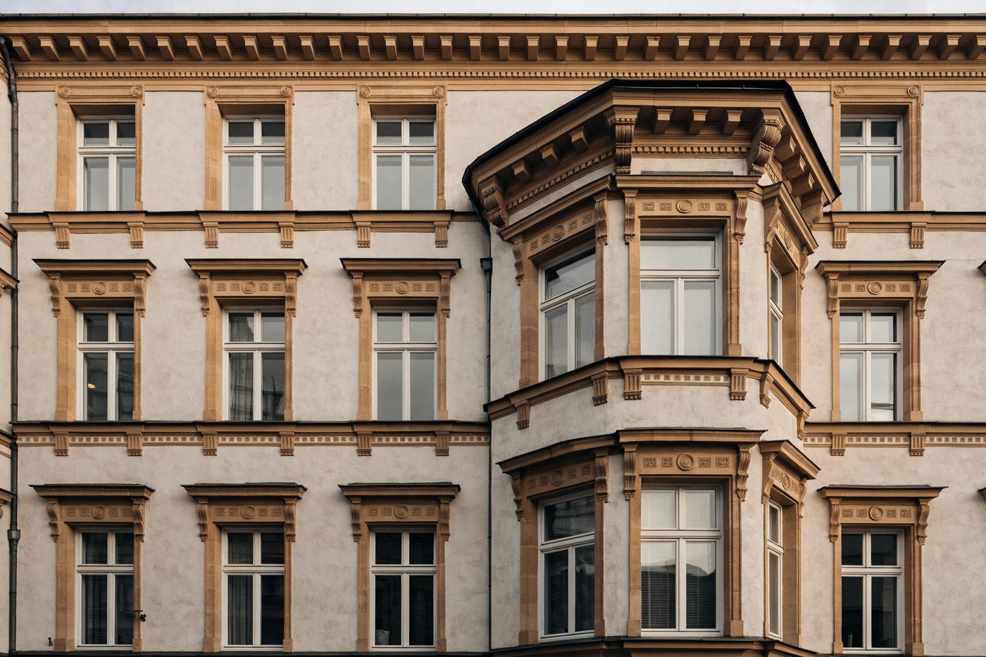 Gründerzeitfassade mit Sandsteingewänden und Eckerker, instand gesetzt